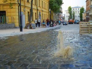 На відремонтованому Андріївському прорвало трубу На відремонтованому Андріївському прорвало трубу