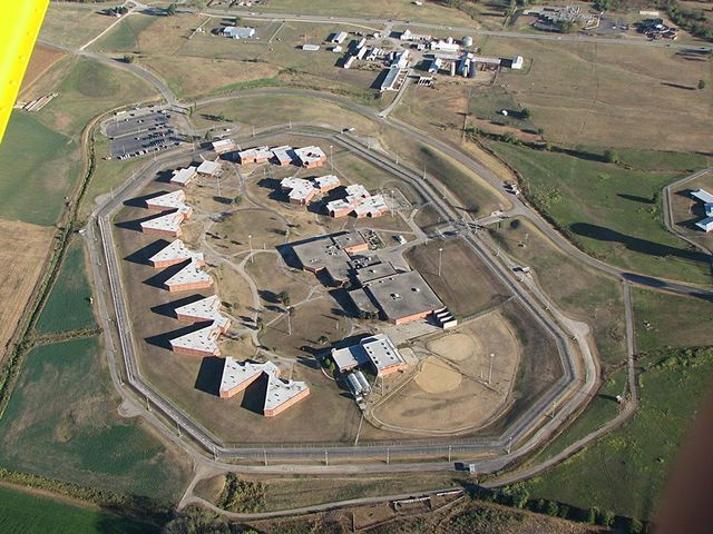 У США в'язні взяли у заручники охоронця У США в'язні взяли у заручники охоронця