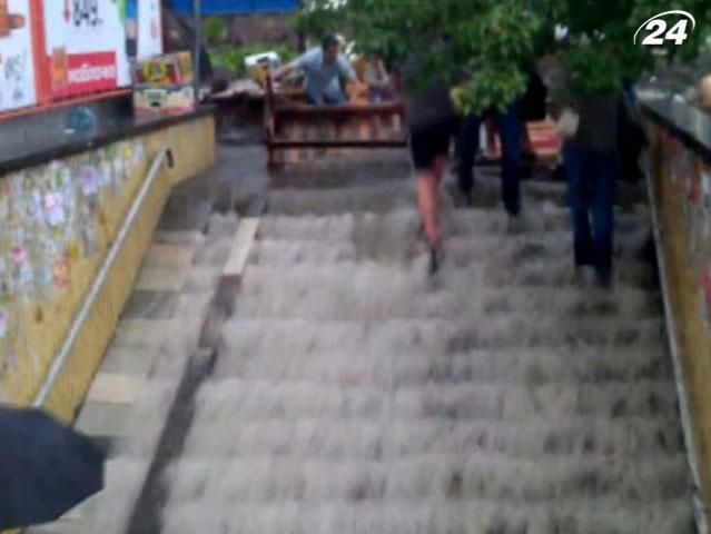 Часть Киева затопило после ливневого дождя Часть Киева затопило после ливневого дождя