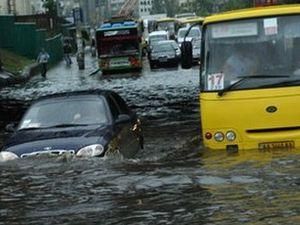 У Києві вулиця перетворилась на Венецію (ВІДЕО) У Києві вулиця перетворилась на Венецію (ВІДЕО)