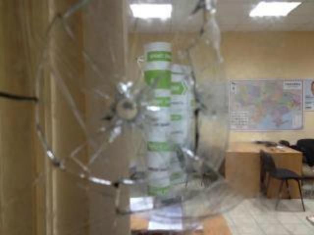 У міліції кажуть, що офіс партії Яценюка обстріляли з рогатки