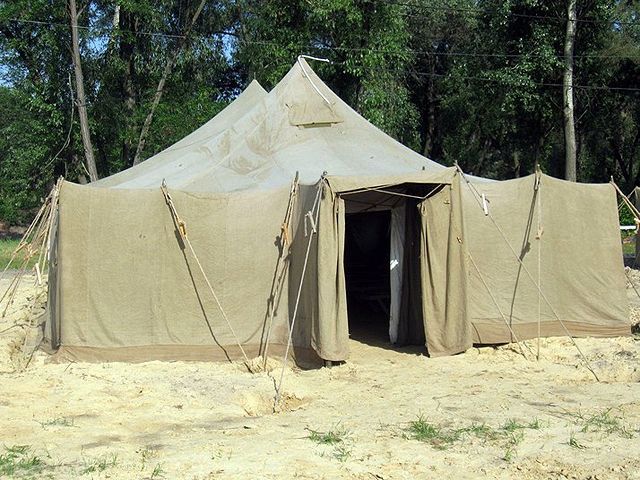 У Харкові для фанів обладнали кемпінг з військових наметів У Харкові для фанів обладнали кемпінг з військових наметів