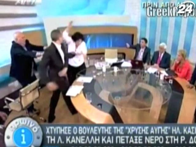 У Греції депутат-неонацист під час ток-шоу напав на двох жінок У Греції депутат-неонацист під час ток-шоу напав на двох жінок