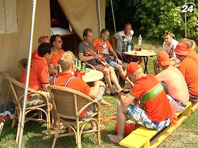 Голландские болельщики обживаются в харьковском гидропарке Голландские болельщики обживаются в харьковском гидропарке