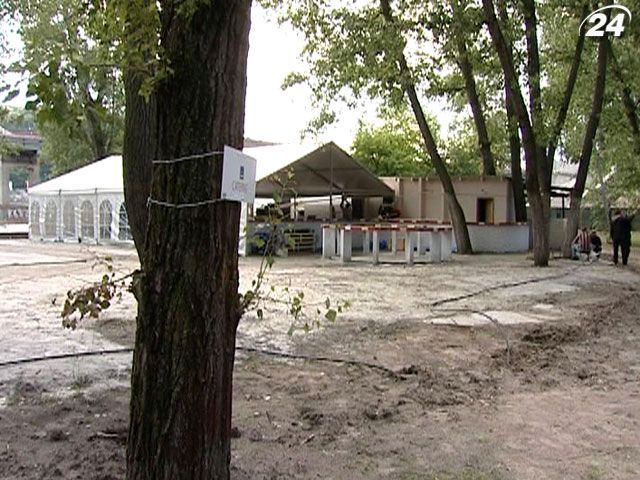 Шведы приехали в кемпинг, который не успели достроить Шведы приехали в кемпинг, который не успели достроить