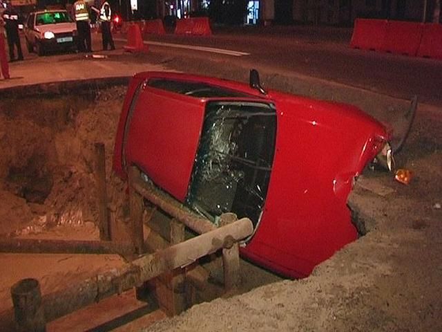 У Києві Audi провалилася в яму. Пасажирам чудом вдалося вижити