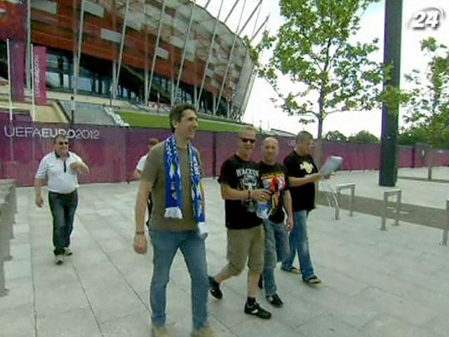 Сотні фанів збираються біля Національного стадіону в Варшаві Сотні фанів збираються біля Національного стадіону в Варшаві