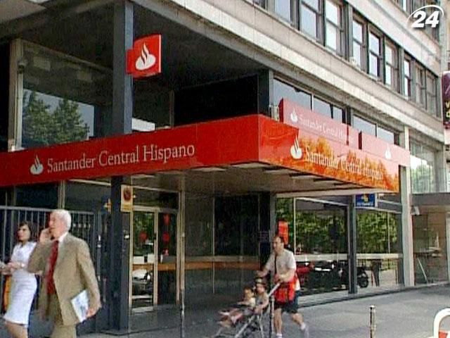 Fitch понизило рейтинг Испании на три ступени Fitch понизило рейтинг Испании на три ступени