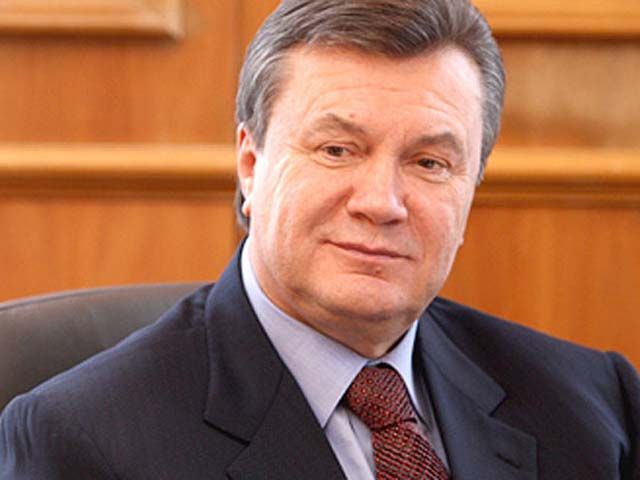 Януковичу подарували футболку з номером української збірної