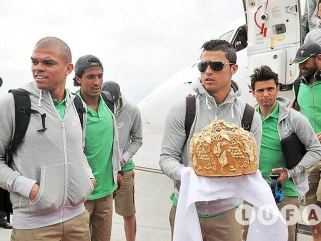 Роналду попробовал львовский каравай (Фото) Роналду попробовал львовский каравай (Фото)