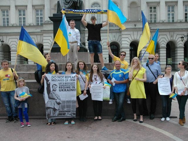 Украинцы в Варшаве встретили Януковича протестом