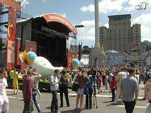 В Киеве торжественно открыли фан-зону на Крещатике В Киеве торжественно открыли фан-зону на Крещатике