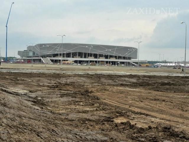 В канун матча во Львове доделывают дорогу В канун матча во Львове доделывают дорогу