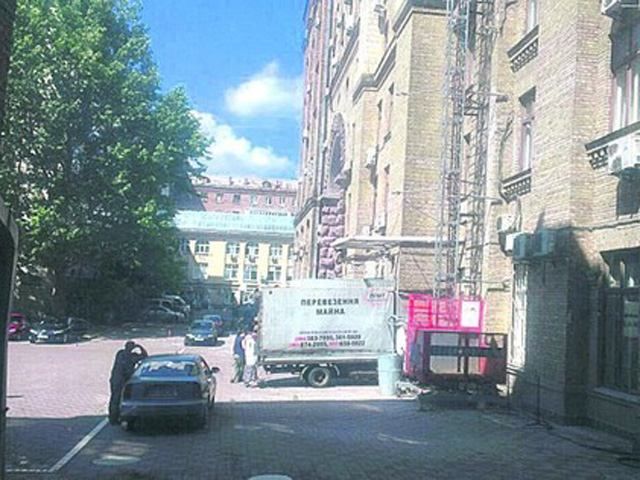 Черновецкий переехал из кабинета мэра. Выносили даже вазоны Черновецкий переехал из кабинета мэра. Выносили даже вазоны