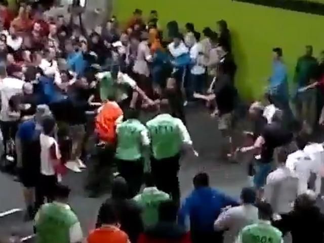 Російські фанати побились зі польскими стюардами (ВІДЕО) Російські фанати побились зі польскими стюардами (ВІДЕО)