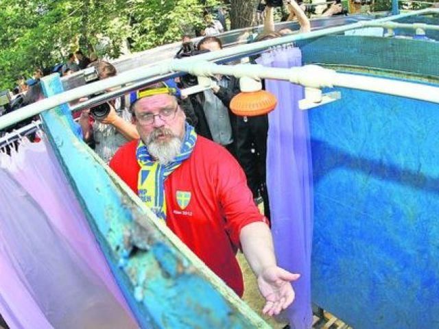 Киев нравится шведским фанам, они готовы достроить кемпинг сами Киев нравится шведским фанам, они готовы достроить кемпинг сами