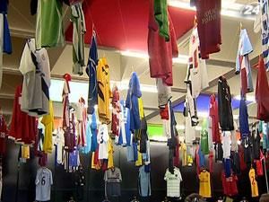 В Києві представили понад 700 футболок видатних футболістів світу 