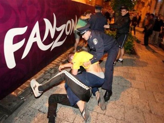 Во Львове выпустили на свободу любителя помахать кулаками Во Львове выпустили на свободу любителя помахать кулаками