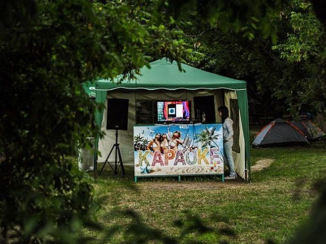 Вболівальники Нідерландів у харківському кемпінгу Вболівальники Нідерландів у харківському кемпінгу