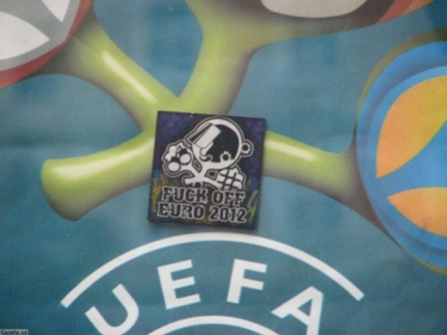 Центральна частина Львова у наклейках проти ЄВРО-2012