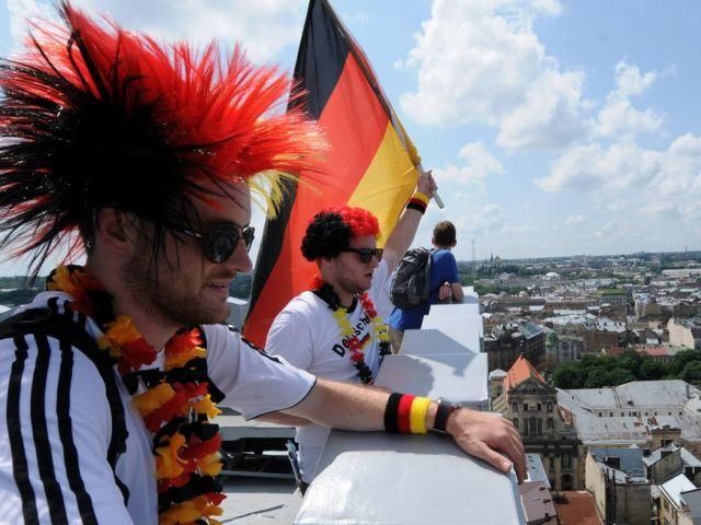 Во Львове болельщики ходили в национальной атрибутике Во Львове болельщики ходили в национальной атрибутике