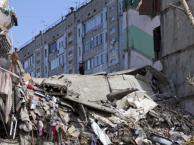У Луцьку обвалився під'їзд будинку. Двоє людей зникли безвісти У Луцьку обвалився під'їзд будинку. Двоє людей зникли безвісти