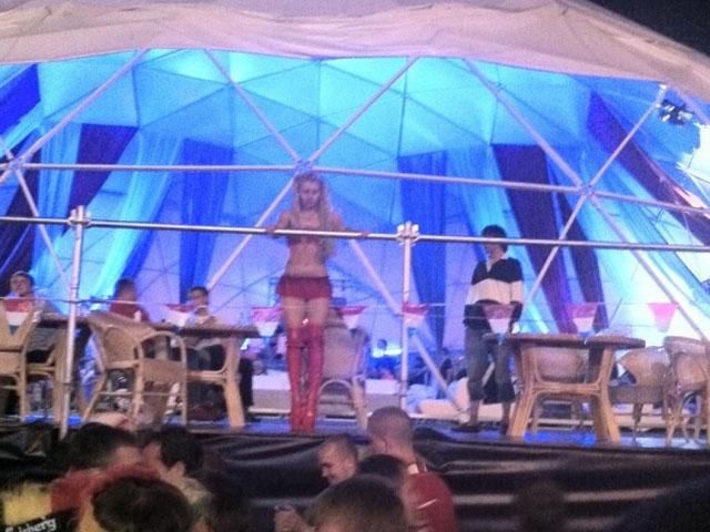 Харьков: В фан-зоне школьники рекламировали "МММ-2011", а женщины танцевали стриптиз Харьков: В фан-зоне школьники рекламировали "МММ-2011", а женщины танцевали стриптиз