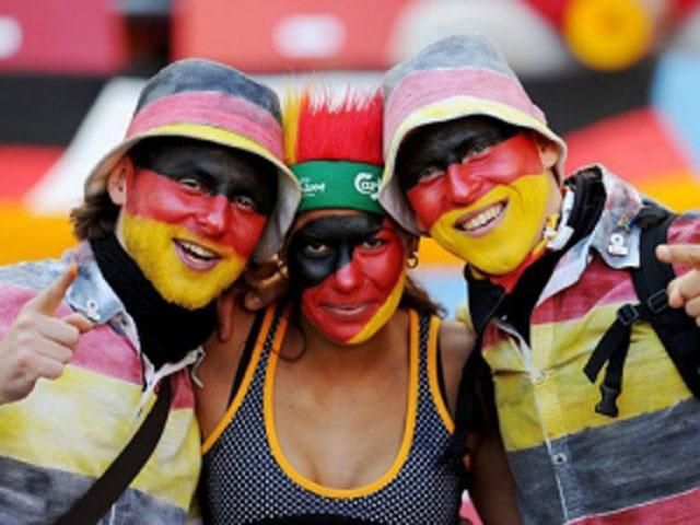 За два дні ЄВРО-2012 вболівальники у Києві випили 30 тисяч літрів пива За два дні ЄВРО-2012 вболівальники у Києві випили 30 тисяч літрів пива