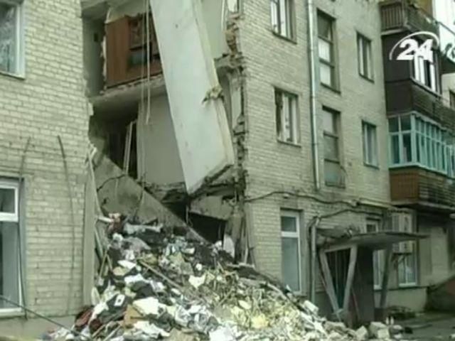Люди из уцелевших подъездов обрушенного дома в Луцке боятся ночевать дома