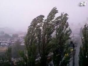 В Киеве объявили штормовое предупреждение - 11 июня 2012 - Телеканал новин 24 В Киеве объявили штормовое предупреждение - 11 июня 2012 - Телеканал новин 24