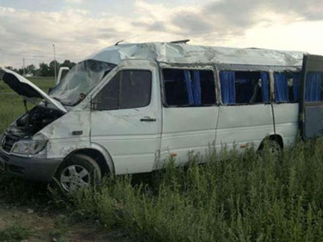 На Днепропетровщине перевернулся автобус. 8 человек пострадали