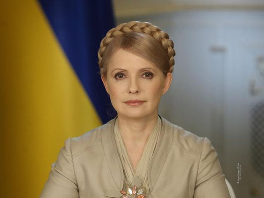 У Львові бютівці біля стадіону роздають футболки з Тимошенко У Львові бютівці біля стадіону роздають футболки з Тимошенко