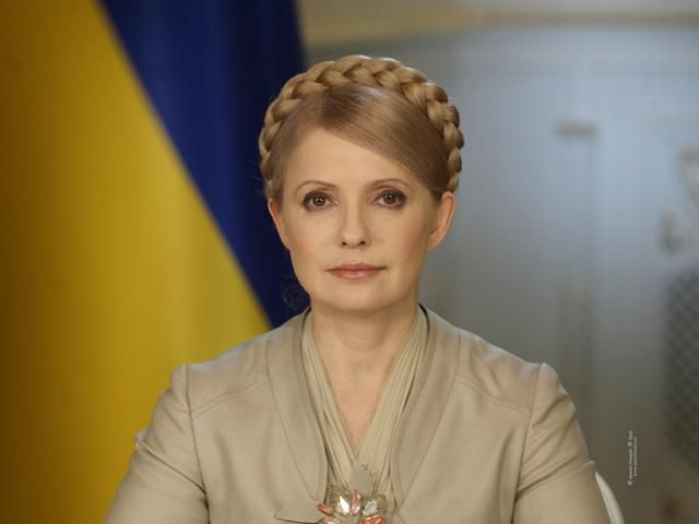 Во Львове бютовцы возле стадиона раздают футболки с Тимошенко Во Львове бютовцы возле стадиона раздают футболки с Тимошенко