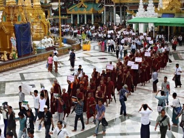 В Мьянме объявлено чрезвычайное положение