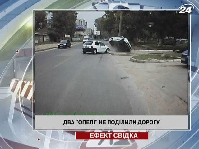Два "Опеля" не поделили дорогу