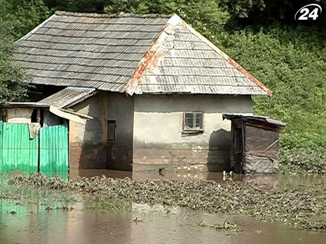 Сотні будинків на Івано-Франківщині підтоплені через проливні дощі 