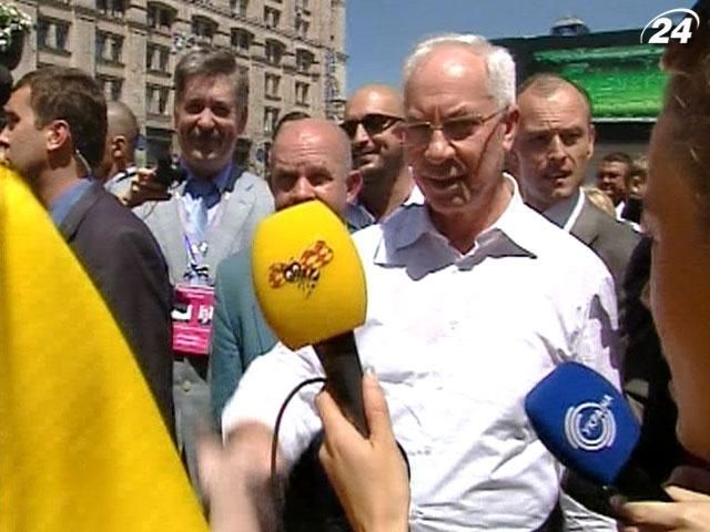 Азаров и шведский посол сделали ставки на матч Украина-Швеция Азаров и шведский посол сделали ставки на матч Украина-Швеция