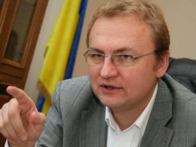 Мэр Львова возмущен трансляцией матчей в фан-зоне города на русском языке