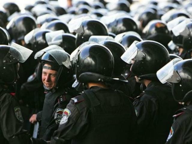 Біля НСК "Олімпійський" представники опозиції побилися з "беркутівцями" Біля НСК "Олімпійський" представники опозиції побилися з "беркутівцями"