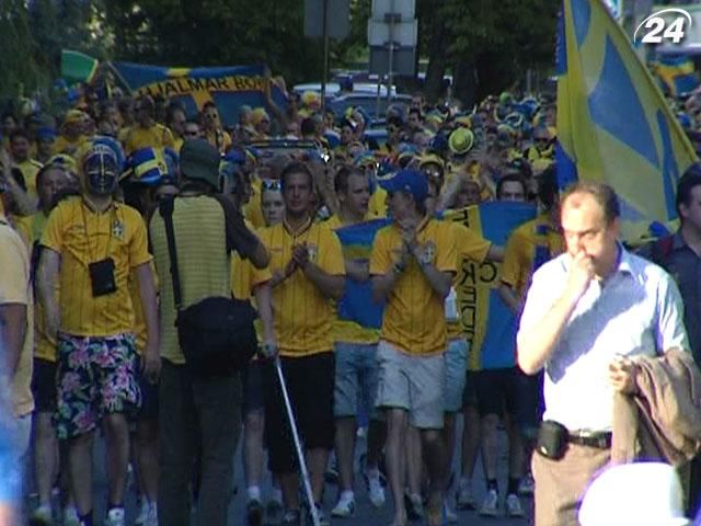 Шведские фанаты устроили в Киеве парад перед матчем
