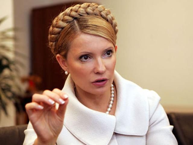 Тимошенко закликає не стояти на матчах ЄВРО-2012 поруч з Януковичем