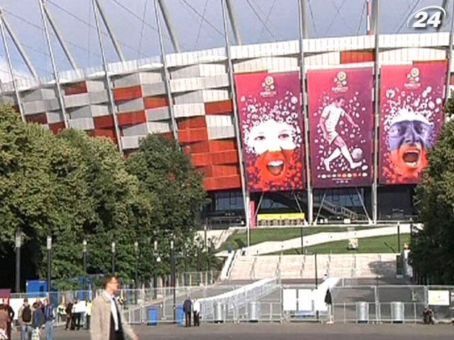 Поляки и россияне готовятся к футбольному матчу в Варшаве Поляки и россияне готовятся к футбольному матчу в Варшаве