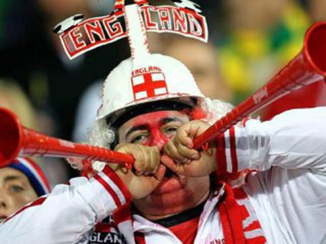 В Донецке болельщики избили английского полицейского В Донецке болельщики избили английского полицейского