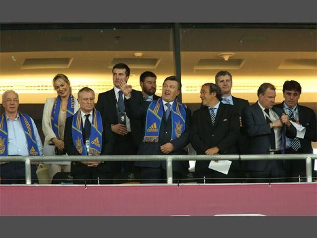 На матч проти шведів зібралися всі українські президенти На матч проти шведів зібралися всі українські президенти