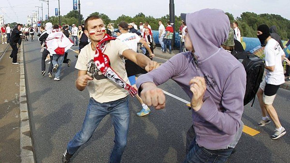 В Польше подрались польские и российские фаны (ФОТО, ВИДЕО) В Польше подрались польские и российские фаны (ФОТО, ВИДЕО)