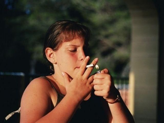 Четверть украинских подростков пробовали наркотики, каждый пятый - курит ежедневно