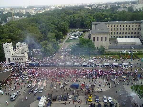 Сутички вболівальників у Варшаві (ФОТО) Сутички вболівальників у Варшаві (ФОТО)