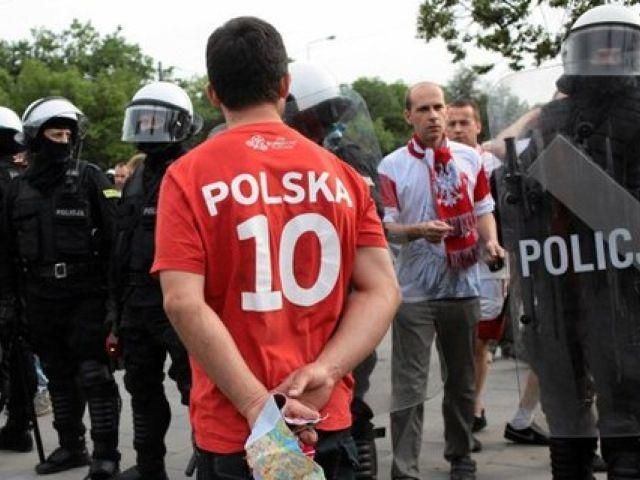 Перед матчем Польша-Россия 10 человек получили ранения