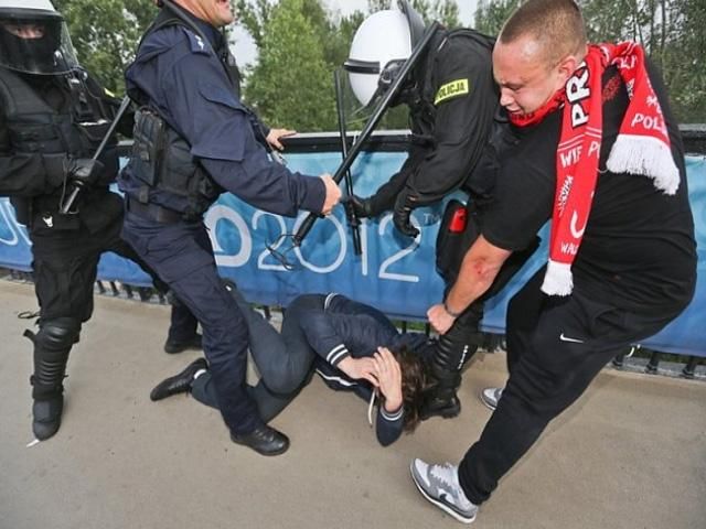 Російських уболівальників хочуть депортувати з Польщі