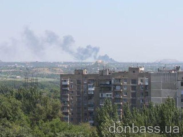 В Макеевке горит завод лако-красочных изделий